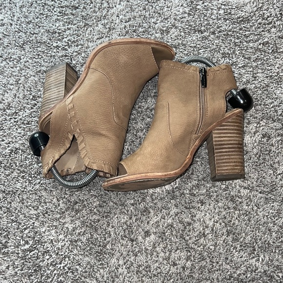 Vince Camuto Heels - Picture 2 of 9